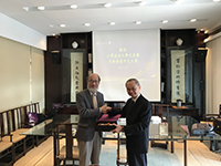 Prof. Fok Tai-fai (right), Pro-Vice Chancellor of CUHK presents a souvenir to Prof. Lin Chung I, Vice-President of NCKU
